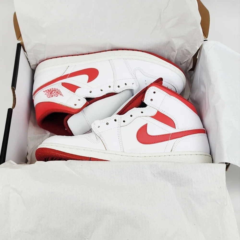 Air Jordan 1 Mid SE Sneakers White/Dune Red/Sail/Lobster